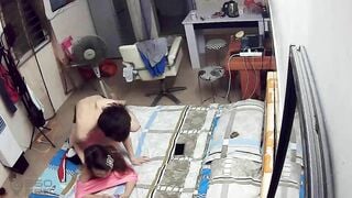Tranh thủ buổi cuối tuần con về nhà nội chơi 2 vk ck địt cho dễ ngủ😁, ai dè lộ clip