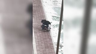 Cãi nhau với người yêu, em gái lột đồ giữa mùa đông lạnh giá