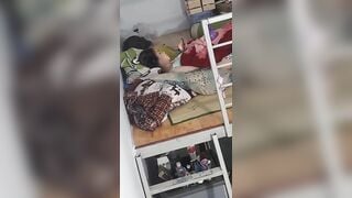 Nên làm gì đây các bác?? Ngủ dậy thấy em gái mình nằm thủ dâm
