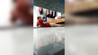 2 đang làm gì vậy 2, khó tính quá nên phải tự móc lồn