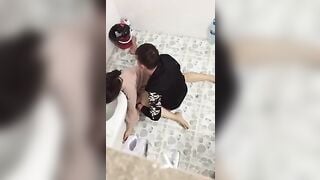 Đi Họp Lớp Bị Đứa Bạn Nó Tụt Quần Địt Trong Nhà Vệ Sinh