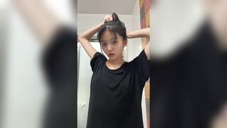 Đang lén show ở phòng khách thì bố mẹ về