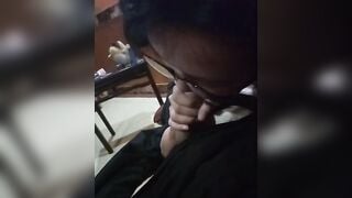 Con em gái tới tuổi động dục, bố mẹ vừa ra ngoài lôi con cu ra bú lấy bú để