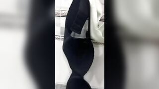 Thanh niên qua nhà em hàng xóm học sinh cấp 3 chơi thì vô nhà vệ sinh tìm quần lót dơ