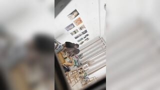 Quay lén cô giáo dạy vẽ tăng thưởng cho em học sinh vẽ đẹp nhất lớp