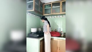 Gái quê đó, có bố ở ngoài mà dám show lồn vú trong bếp