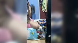 Gái quê, Tưởng tượng đang được nhún rên ư ử thì mẹ vào