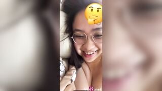 Em gái đeo kính răng kểnh video call với ngiu giống tiktoker tươii tắn xink xắn :>