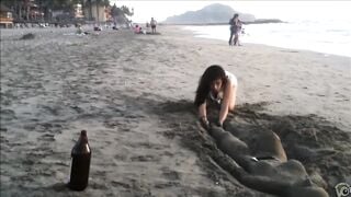 Gái trẻ bị người lạ xuất lên người khi chơi đùa ở bãi biển