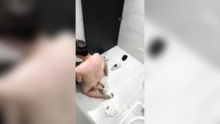 Hiếp Dâm Con Bạn Thân Say Xỉn Trong Toilet