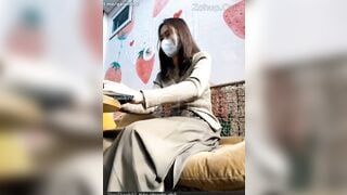 E gái livestream show lồn quán cafe gắm cam, Đsng mải móc thì bị chủ quán gạ djt
