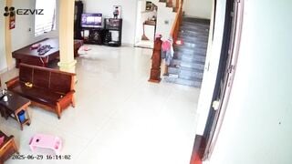 CẢNH BÁO  ngườilạ biết bố mẹ đi làm xa tự ý vào nhà ôm bị có ý đồ xấu...
