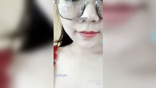 Hết tiền học, cô giáo liền thủ dâm dưới bàn để kiếm ít tiền mà bị học sinh phát hiện