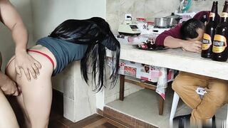 (Venezuela Sex) Cho Chồng Say Rượu, Vợ Lén Vụng Trộm Với Bạn Của Chồng