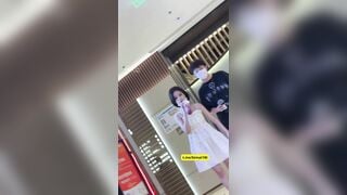 Quay Lén Dưới Váy Em Đầm Trắng Đi Bộ Cùng Người Yêu Ở Trung Tâm Thương Mại