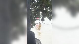 Đúng là gần thiên nhiên thì thư giãn quay lén các anh chị tắm sông cũng nhau hồn nhêá