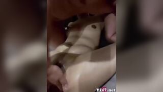 Vợ dâm gái một con trải nghiệm threesome móc chảy nước chơi 2 lỗ với bạn