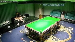 Thua ván bi a không có tiền trả đành đưa vợ mình cho bạn địt