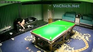 Thua ván bi a không có tiền trả đành đưa vợ mình cho bạn địt