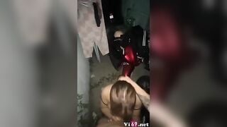 Mang cây hàng vừa to vừa dài làm tình ở sân xóm trọ em sướng mà không dám rên to