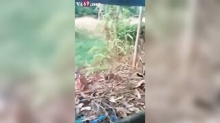 Khám phá vét máng bướm non tơ hồng hào của bé nữ sinh ở chòi lá giữa rừng