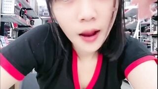 Em nhân viên FPT Shop khiêu gợi sếp của mình