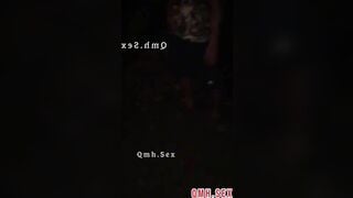 public some ngoài trời với người lạ mà trò chuyện vui như hội . Thằng chồng quay clip