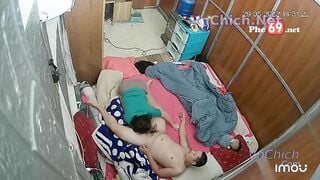 Giữ con nhỏ nữa đêm vợ nứng quá đè chồng ra bú cặc rồi địt sướng vl ra