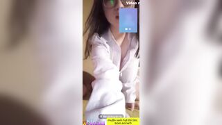 Học sinh c3 VN show hàng cho bạn thân