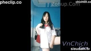Còn đeo khăn quàng mà đã show lồn đăng lên mạng rồi, ba mẹ mày chắc tự hào lắm