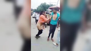 Em gái tranh địa bàn bị nó tụt quần móc lồn địt ngay giữa chợ
