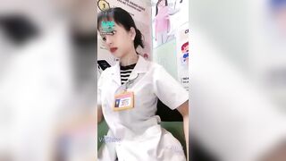 Bé dược sĩ show vú đặt máy rung vào bướm trong giờ làm
