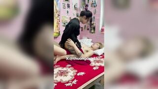 Thấy bạn thân ngủ hở chim, Nên ra gạ djt lút cán xuất tinh lên mặt