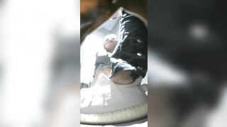 Đi đái cũng đưa nhau đi, không biết thế giới ngoài kia họ yêu nhau kiểu gì