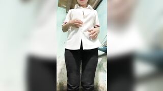 Em Thuý Duy sinh viên năm nhất trường đại học cần Thơ, đi học về liền vào WC thủ dâm