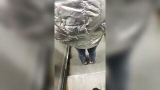 Đái lén lên em gái đi thang máy 2