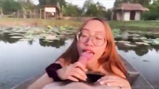 Đi chèo thuyền ra giữa hồ lại lên cơn nứng lồn bú cu mút mát kích thích
