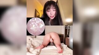 Cuồng dâm em gái thủ dâm bằng đủ món chảy nước lên giường