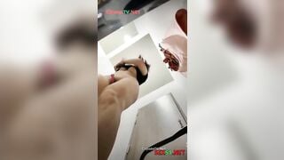 Clip hot, Gái xinh nhét máy rung vào lồn ở TTTM mua quần áo