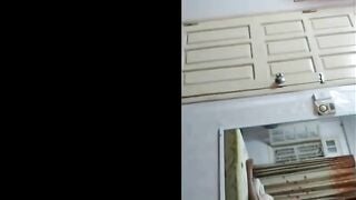 Độc lạ, Gạ e nhân viên quán Bar cho bóp vú r ra biển djt nhau