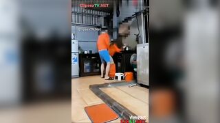 Lén Bóp vú Bác gái đang nấu ăn r đè ra chịch nhau bị phát hiện