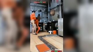 Lén Bóp vú Bác gái đang nấu ăn r đè ra chịch nhau bị phát hiện