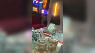 Quay lén quán hát nhân viên vú to lồn ngon dâm đãng gạ địt khách kiếm tiền