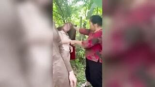 tiểu tam bị bà vợ theo dõi bắt quả tang lột quần áo cho người dân xem quay clip