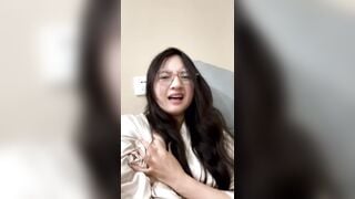 Biểu cảm đáng yêu của em gái lần đầu sài máy rung, không ngờ em lại dâm đến thế