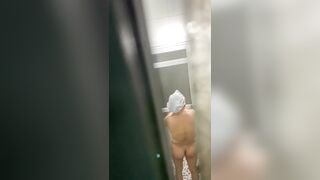 Quay lén chị gái dâm đãng tắm 1