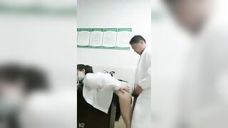 Shokc, Y tá Trưởng Với Bác Sĩ Bú Cu Djt Nhau Trong WC sướng vl