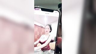 Cặp vú không thể cưỡng lại của Bảo Trân khiến cho người ta lạc vào mê hồn trận