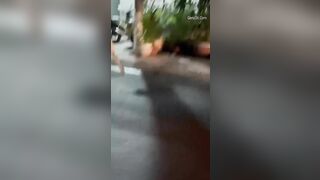 Em gái ở Đà Nẵng dỗi Người yêu Khoẻ Thân Vú lồn đập phá xe cộ