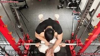 Đè tạ nặng làm em không nhúc nhích được rồi nhân cơ hội địt em thoả thích